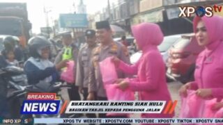 Keluarga Besar Bhayangkari Ranting Siak Hulu Bagikan 50 Paket Takjil Kepada Pengguna Jalan