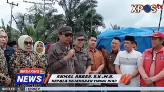 Kepala Kejaksaan Tinggi Riau Berikan Bantuan Paket Sembako Kepada Masyarakat Terdampak Banjir